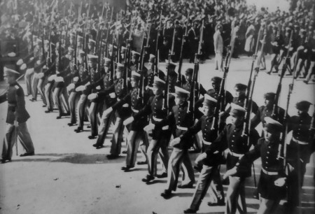 09/07/1950 - 3er Año. El gran desfile del Año del Libertador Gral San Martín - Escuadra con el Tte. 1° Ismael Sierra al mando.